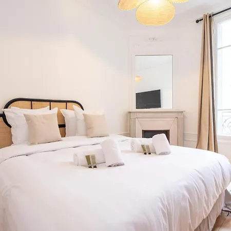 Mbm - Eiffel Tower View * Paris