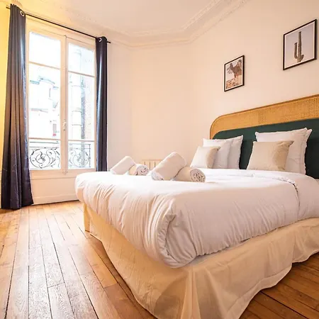 Mbm - Eiffel Tower View * Paris