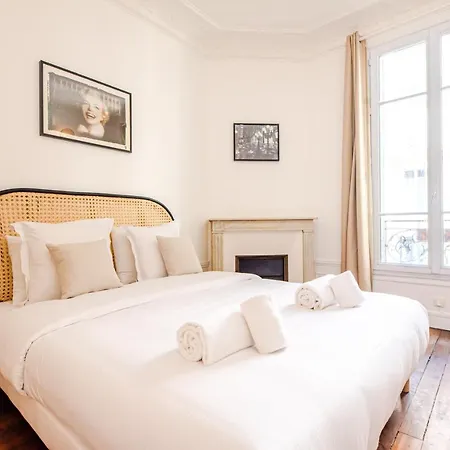 Mbm - Eiffel Tower View *