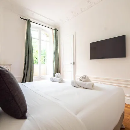 Mbm - Eiffel Tower View