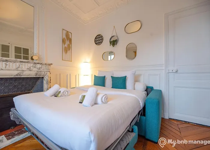 Mbm - Eiffel Tower View