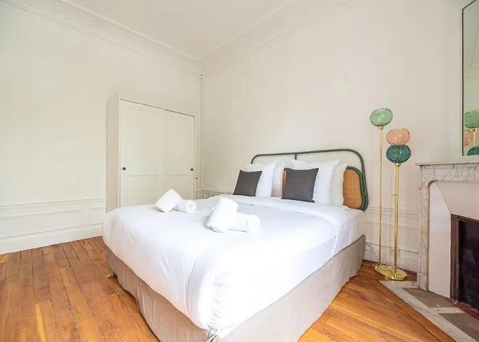 Mbm - Eiffel Tower View