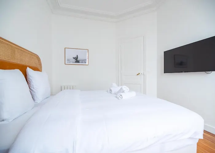 Mbm - Eiffel Tower View *