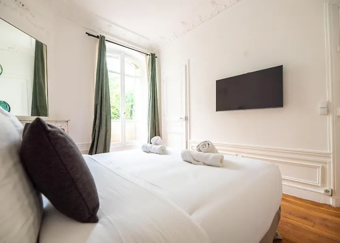 Mbm - Eiffel Tower View