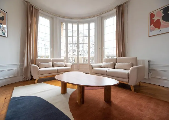 Mbm - Eiffel Tower View