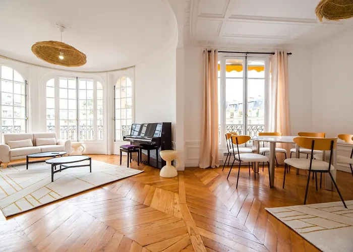 Mbm - Eiffel Tower View
