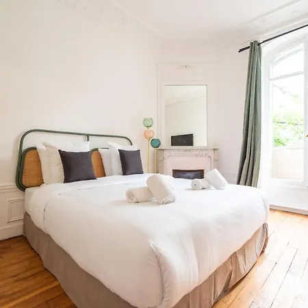 Mbm - Eiffel Tower View *