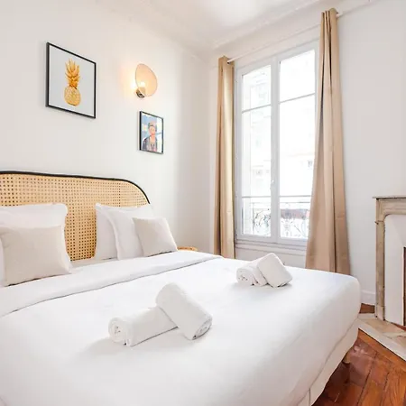 Mbm - Eiffel Tower View * Paris