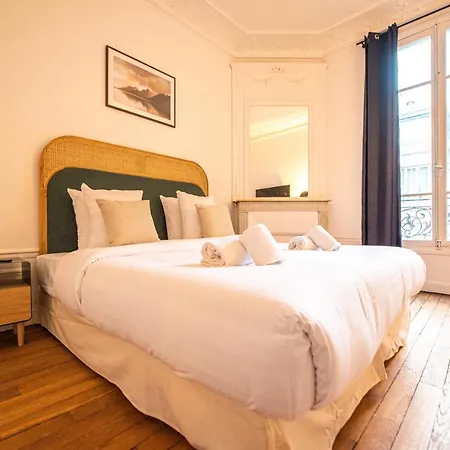 Mbm - Eiffel Tower View