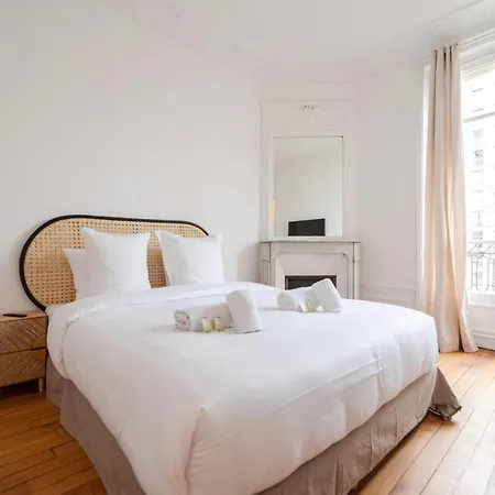 Mbm - Eiffel Tower View * Paris